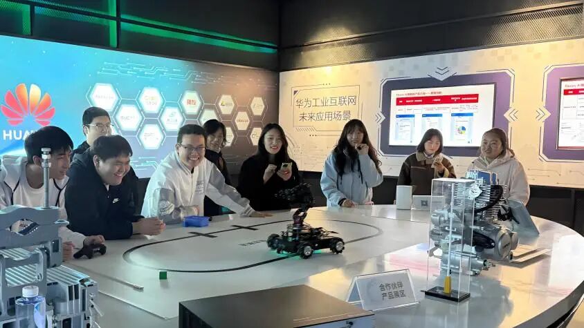 研學賦能課堂 項目銜接產業——大連楓葉職業技術學院IT專業學子赴華為工業互聯網創新中心研學實踐